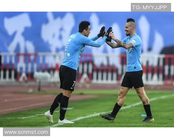 大连一方与武汉卓尔激战正酣双方争夺胜利的精彩瞬间回顾