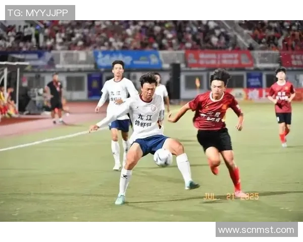 足球明星的崛起与挑战：从草根到顶级联赛的奋斗历程与成就