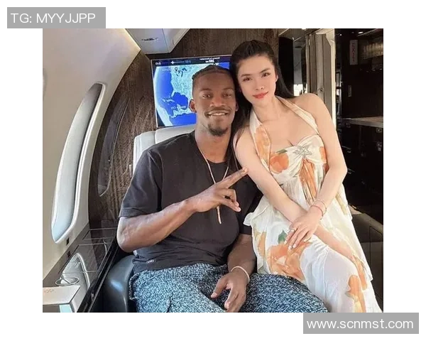 与足球明星亲密合影的精彩瞬间展现女球迷的热情与魅力 与足球明星亲密合影的精彩瞬间展现女球迷的热情与魅力